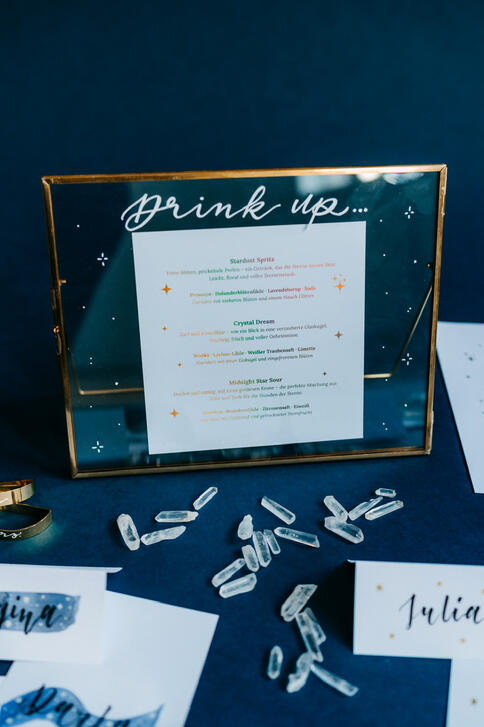 Das Bild zeigt ein Getränkemenü zum Thema "Celestial Magic"