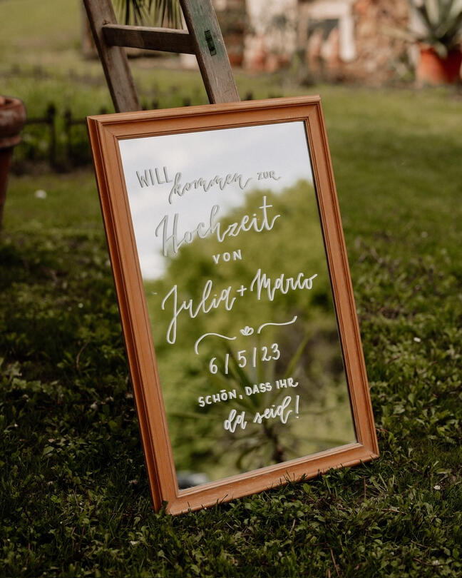 Das Bild zeigt einen beschrifteten Spiegel für eine Hochzeit