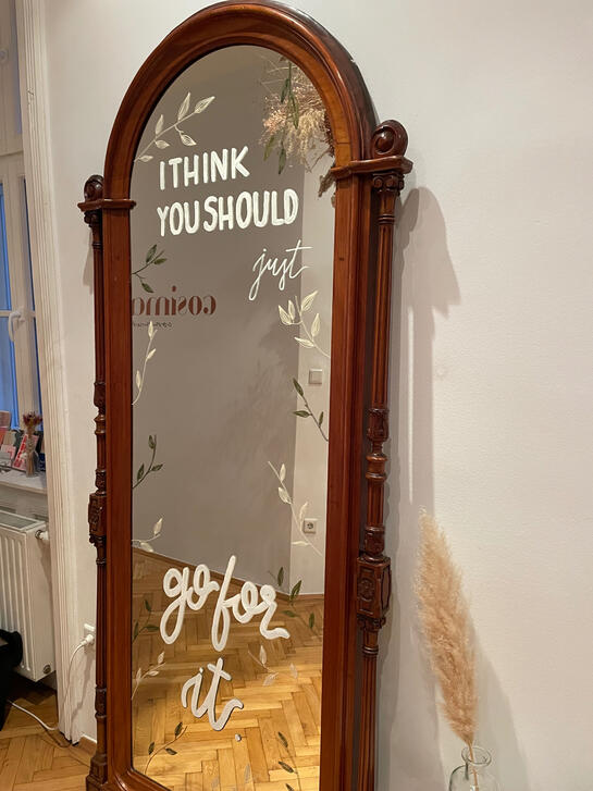 Das Bild zeigt einen bemalten Spiegel