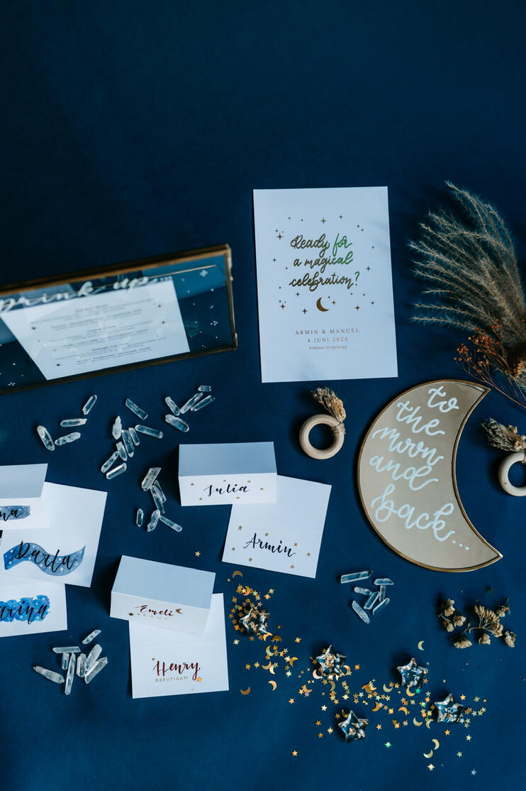 Das Bild zeigt Hochzeitspapeterie zum Thema "Celestial Magic"